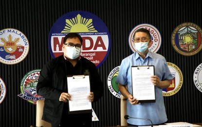 <p><strong>MOA SIGNING.</strong> MMDA chair Romando Artes (left) and LTO chief Assistant Secretary Edgar Galvante hold the memorandum of agreement for the establishment of the LTO-MMDA System Interconnectivity Project on Tuesday (June 28, 2022). The two agencies can share data with each other for the quick transfer of information on errant drivers and vehicles involved in traffic incidents. <em>(Photo courtesy of MMDA)</em></p>