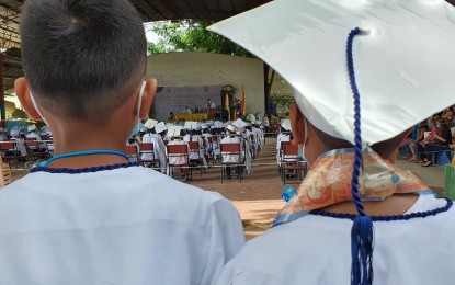 <p><strong>GRADUATION DAY</strong>. Elementary pupils watch the first batch of graduating classes in Pagatpat Elementary School in Cagayan de Oro City on Wednesday (June 29, 2022). For the first time since the pandemic declaration two years ago, the Department of Education has allowed face-to-face graduation ceremonies in the city. <em>(PNA photo by Nef Luczon)</em></p>