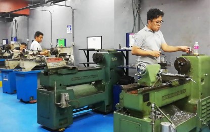 <p><strong>SKILLS TRAINING</strong>. Scholars of the Technical Education and Skills Development Authority (TESDA) regional training center in Loakan, Baguio City practice using machines in this undated photo. The TESDA in the region on Wednesday (June 29, 2022) said more than 7,000 scholarship slots are still available. <em>(PNA file photo by Liza T. Agoot)</em></p>