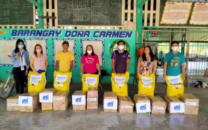 <p><strong>MSME SUPPORT.</strong> The Department of Trade and Industry in Surigao del Sur bares Wednesday (June 29, 2022) that 155 micro, small, and medium enterprises from 13 towns in Surigao del Sur received some PHP1.2 worth of livelihood kits this month. Photo showed six of the 16 MSMEs who got assistance on June 24 in Barangay Doña Carmen, Tagbina town. <em>(Photo courtesy of DTI-SDS)</em></p>