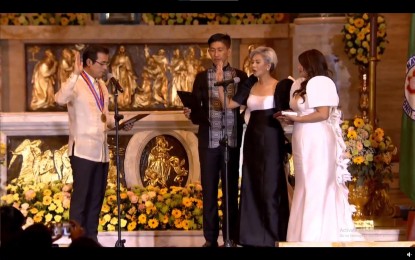 <p><strong>CONTINUITY.</strong> Manila's first woman mayor takes her oath on Wednesday (June 29, 2022) at the Manila Cathedral with outgoing mayor Francisco 'Isko Moreno' Domagoso administering her oath. In her speech, Lacuna-Pangan vowed to continue the programs and projects started by Domagoso. <em>(Screengrab from Isko Moreno Domagoso Facebook page)</em></p>
