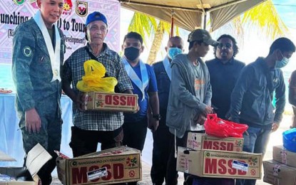 <p><strong>FOOD PACKS.</strong> Former members of the Abu Sayyaf Group receive food packs from the municipal government of Parang, Sulu. The food packs were distributed during the launch of the 'Road to Tourism' program Tuesday (June 28, 2022) graced by Major Gen. Ignatius Patrimonio, Joint Task Force (JTF)-Sulu commander (left).<em> (Photo courtesy of JTF-Sulu)</em></p>