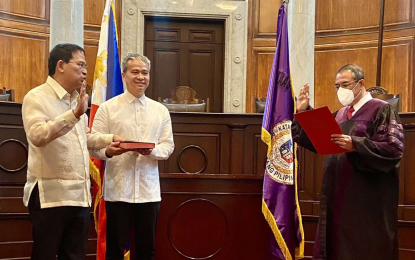 <p><strong>FIGHT VS. CORRUPTION.</strong> Citizens’ Battle Against Corruption (CIBAC) Party-list Rep. Bro. Eddie Villanueva takes his oath of office Wednesday (June 29, 2022). He vowed to intensify his fight against corruption in the government. <em>(Photo courtesy of CIBAC Party-list)</em></p>