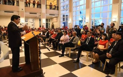 <p><strong>FAREWELL SPEECH</strong>. Before he ended his stint as the chief executive of Bacolod City on Thursday noon (June 30, 2022), Mayor Evelio Leonardia honored his peers and supporters for “sticking it out” with him in his more than 30 years as a public official, including 18 years as city mayor. He held his last public engagement at the Government Center by administering the oath of Grupo Progreso allies, including Vice Mayor El Cid Familiaran and four city councilors on June 29. <em>(Photo courtesy of Bacolod City PIO)</em></p>