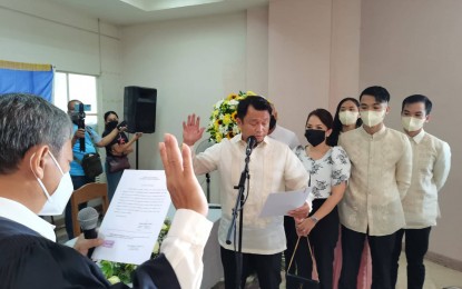 <p><strong>OATH OF OFFICE.</strong> Negros Oriental Executive Judge Gerardo Paguio Jr. (left) administers the oath of office of newly-elected Gov. Pryde Henry Teves at the Hall of Justice in Dumaguete City on Thursday (June 30, 2022). Teves said his first order of the day is to meet with the mayors to synchronize their executive and legislative agendas. <em>(Photo by Judy Flores Partlow)</em></p>
