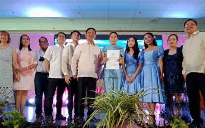 <p><strong>COUPLE IN GOV'T SERVICE</strong>. Noel (6th from left) and wife Geraldine (with a document) Rosal will officially assume as Albay governor and Legazpi City mayor, respectively, on July 1, 2022. Rosal is the first governor to be elected from Albay’s Second District in the last 30 years. <em>(Photo by Emmanuel Solis)</em></p>