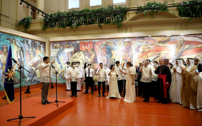 <p><strong>GOOD RELATIONS.</strong> President Ferdinand “Bongbong” Marcos Jr. hosts a traditional Vin d'honneur with diplomats after his inauguration as the country’s 17th President at the National Museum of the Philippines on Thursday (June 30, 2022). Marcos said his administration is focused on keeping the Philippines’ good relations with countries it considers allies and partners. <em>(Presidential photo)</em></p>