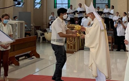 <p><strong>SEEKING DIVINE GUIDANCE.</strong> President Ferdinand Marcos Jr. gives an offering during the Mass officiated by Manila Archbishop Jose Cardinal Advincula at the San Miguel Parish Church inside the Malacañang compound on Friday (July 1, 2022). Marcos attended the mass, along with Vice President Sara Z. Duterte and some of his Cabinet officials. <em>(Photo courtesy of CBCP)</em></p>