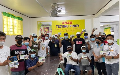 <p><strong>TRAINING ON AIR.</strong> Farmer participants of the School-on-the-Air on Smart Rice Agriculture in Tarlac show the radio sets they will use during their training program slated every weekend from Saturday (July 2, 2022) to October 9. The training aims to sustain the education of smallholder farmers and local intermediaries on modern and innovative technologies and approaches to smart rice production. <em>(Photo by DA-ATI)</em></p>