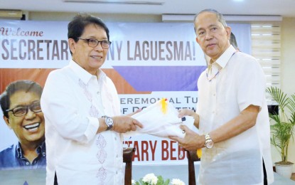 <p><span class="s16"><span class="bumpedFont15"><strong>TURNOVER.</strong> Labor Secretary Beinvenido Laguesma (right) receives the agency flag from his predecessor, Silvestre Bello III, at the Department of Labor and Employment central office in Intramuros, Manila on Friday (June 30, 2022). Laguesma is set to meet with employers’ groups in the coming days. <em>(Photo courtesy of DOLE-IPS)</em></span></span></p>
