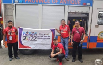 <p><strong>CARAVAN VS. DENGUE</strong>. Personnel of the Antique Provincial Disaster Risk Reduction and Management Office (PDRRMO) take a photo before their caravan to kick off the National Disaster Resilience Month this July on Friday (July 1, 2022). Antique PDRRMO chief Broderick Train said the caravan highlighted the campaign against dengue. <em>(Photo courtesy of Antique PIO)</em></p>