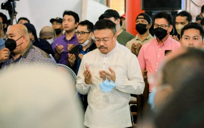 <p><strong>NEW MAYOR.</strong> Cotabato City Mayor Mohammad Ali 'Bruce' Matabalao prays shortly before his inauguration at the Cotabato City Hall on Thursday afternoon (June 30, 2022). He announced PHP845 million worth of development projects for the city. <em>(Photo courtesy of Jorine Ibrahim Said/Bruce Matabalao Facebook Page)</em></p>