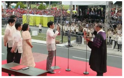 <p><strong>NEW PRESIDENT</strong>. Ferdinand “Bongbong” Marcos Jr. takes his oath as the 17th President of the Philippines before Supreme Court Chief Justice Alexander Gesmundo on Thursday (June 30, 2022). Negros Occidental Governor Eugenio Jose Lacson has welcomed the call of the President to focus on the future. <em>(PNA file photo)</em></p>