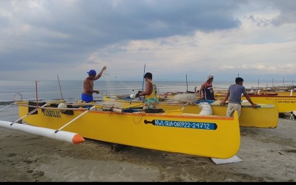 <p><strong>READY.</strong> Fisherfolk in Binmaley town, Pangasinan ready their boat to set sail in this undated photo. The PDRRMO has discouraged setting sail amid Typhoon Henry. <em>(Photo by Hilda Austria)</em></p>