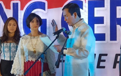 <p><strong>TOUGH DECISION</strong>. Leyte Governor Carlos Jericho Petilla takes his oath as the chief of the province on June 29, 2022. Petilla, a former energy secretary, said that he understands why until now President Ferdinand Marcos Jr. has yet to name the next Department of Energy chief.<em> (PNA photo by Roel Amazona)</em></p>