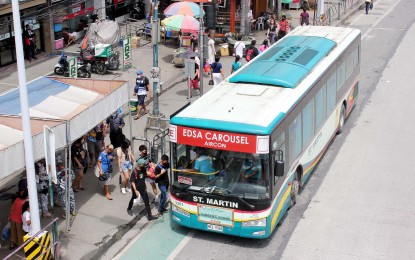 <p><strong>FREE RIDE.</strong> Passengers board an Edsa Carousel bus that provides a free ride to commuters on July 2, 2022. Transportation Secretary Jaime Bautista on Thursday (Aug. 4, 2022) assured that the “Libreng Sakay” (free ride) program would continue until Dec. 31, 2022. <em>(PNA photo by Gil Calinga)</em></p>