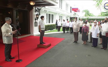 <p><strong>WALK OF CLOSURE</strong>. President Ferdinand Marcos Jr. on Friday (July 1, 2022) holds a “walk of closure” ceremony for the former security officers who served under the watch of his late father and namesake, former president Ferdinand Marcos Sr. Former security escort officers Mervyn Espadero, Delmar Magno, Menandro Espineli and Fe Castro rendered their final salute at the Palace grounds. <em>(Screengrab from RTVM)</em></p>