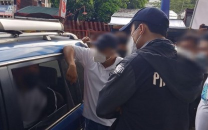 <p><strong>CAUGHT IN THE ACT.</strong> An employee of the Pasig City local government suspected of extortion is nabbed while receiving bribe money at a fast-food chain in Barangay Malinao on Friday (July 1, 2022). He and his alleged cohort offered the complainant speedy processing of documents in exchange for PHP600,000, according to the police report. <em>(Photo courtesy of Vico Sotto Twitter)</em></p>