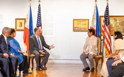 <p><strong>HIGH-LEVEL MEETING.</strong> Douglas Emhoff (3rd from left), Second Gentleman of the United States, meet with President Ferdinand “Bongbong” Marcos Jr. and First Lady Liza Marcos at Malacañang Palace on Thursday (June 30, 2022). Emhoff, who attended the inauguration earlier in the day, invited Marcos to visit Washington on behalf of President Joe Biden. <em>(Photo courtesy of US Embassy in the Philippines)</em></p>