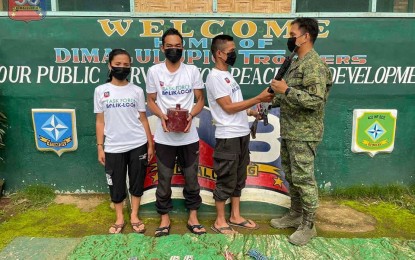 <p><strong>NEW WAY OF LIFE.</strong> Two New People’s Army leaders and a medic surrender to the Philippine Army’s 58th Infantry Battalion at Sitio Anahaw, Barangay Bantaawan, Gingoog City, Misamis Oriental on Friday (July 1, 2022). They will be included in the national government's Enhanced Comprehensive Local Integration Program to help them restart their lives away from the armed movement. <em>(Photo courtesy of 402nd Infantry Brigade)</em></p>