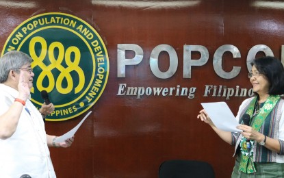 <p><strong>CONTINUITY.</strong> Undersecretary Juan Antonio Perez III (left) is sworn into office by Dr. Grace Cruz, the Commission on Population and Development’s new board chairperson, on Friday (July 1, 2022). Perez will serve as the agency’s Executive Director for another six years. <em>(Photo courtesy of PopCom)</em></p>