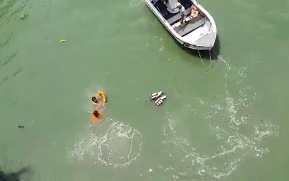 <p><strong>RESCUED.</strong> A boat patrol from the Philippine Coast Guard Station Malacañang rescued a jumper from the Mabini Bridge on Sunday (July 3, 2022). The PCG said the rescued man has since been turned over to the local Sangguniang Kabataan chair for assistance. <em>(Screencapture of PCG video)</em></p>