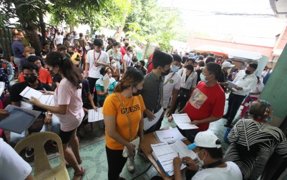 <p><strong>EXERCISING THEIR RIGHTS.</strong> Eligible voters sign up, renew their registrations, and apply for other changes at the Commission on Elections Pasay City on July 4, 2022. Registration ends Saturday (July 23). <em>(PNA photo by Avito Dalan)</em></p>