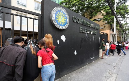 <p>New voters fill up forms outside the Commission on Elections (Comelec) office along Misamis Street in Quezon City on July 4, 2022. The Comelec on Monday (March 4, 2024) said would defer to the decision of lawmakers on the holding of plebiscites and any other electoral process. <em>(PNA photo by Joey O. Razon)</em></p>