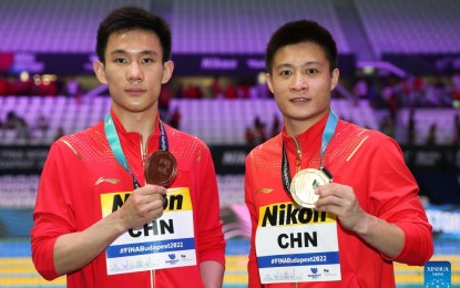 <p><strong>SWEEP.</strong> Gold medalist Yang Jian (right) and silver medalist Yang Hao of China pose after the men's 10m platform final of diving at the 19th FINA World Championships in Budapest, Hungary, July 3, 2022. China completed a clean sweep of 13 diving gold medals. <em>(Xinhua/Zheng Huansong)</em></p>