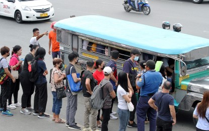 <p><strong>RUSH HOUR.</strong> Public commuters line up to get a ride during the evening rush hour in Philcoa, Quezon City on July 5, 2022. The Land Transportation Franchising and Regulatory Board (LTFRB) on Tuesday announced its intention to study a petition made by public transport groups to add surge charges to the fares of modern and traditional jeepneys as well as buses due to rising fuel prices. <em>(PNA photo by Joseph Razon)</em></p>