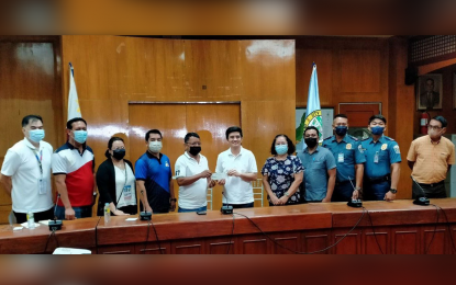 <p><strong>CASH REWARD.</strong> Zamboanga City Mayor John Dalipe (6th from left) hands over a PHP50,000 check Tuesday (July 5, 2022) to Expedito Rebollos Jr. (5th from left), the chairperson of Calabasa, one of the two villages declared as drug-cleared by the Regional Oversight Committee on Barangay Drug Clearing. The other declared drug-cleared barangay was Cacao. <em>(Photo courtesy of Zamboanga CIO)</em></p>