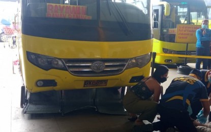<p><strong>MISHAP.</strong> Rescuers attend to one of the victims that was hit by a Ceres bus at the passenger terminal in Dumaguete City on Tuesday afternoon (July 5, 2022). The bus driver, who was arrested by the police, claimed that the bus brakes malfunctioned, resulting in the injuries of three students. <em>(Photo courtesy of Dumaguete City Police Station)</em></p>