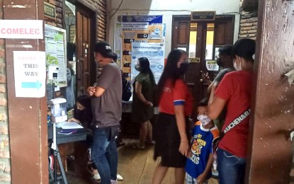 <p><strong>YOUTH VOTERS</strong>. New voters line up for registration on Tuesday (July 5, 2022) at the Laoag City office of the Commission on Elections. Voter registration for the barangay and Sangguniang Kabataan elections runs from July 4 to 23, 2022. <em>(Photo by Leilanie Adriano)</em></p>