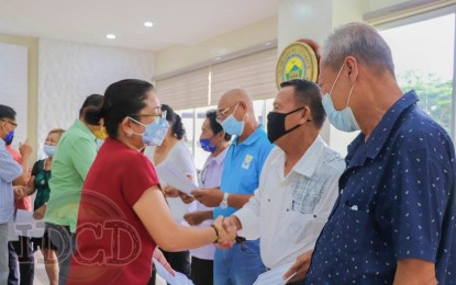 <p><strong>CARE FOR THE ELDERLY.</strong> North Cotabato Governor Emmylou Taliño- Mendoza congratulates the newly-elected Federation of Senior Citizens Association of the Philippines-North Cotabato Provincial Chapter officers during their oath-taking at the provincial capitol on Monday (July 4, 2022). Mendoza assured senior citizens of free medicine and hospital care. <em>(Photo courtesy of Information and Development Communication Division-Provincial Governor's Office)</em></p>