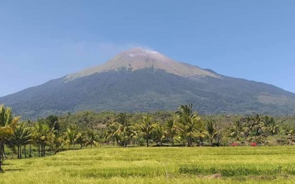 <p>Kanlaon Volcano as seen from La Castellana, Negros Occidental on May 7, 2022. <em>(File photo)</em></p>