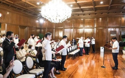 <p><strong>OATH-TAKING.</strong> President Ferdinand "Bongbong" Marcos Jr. administers the oath of office to actor and former Pampanga Governor Mark Lapid as chief operating officer of the Tourism Infrastructure and Enterprise Zone Authority and other appointees at Malacañan Palace on Tuesday (July 5, 2022). Marcos retained Lapid and two envoys in their respective posts. <em>(Photo from Malacañan Palace)</em></p>