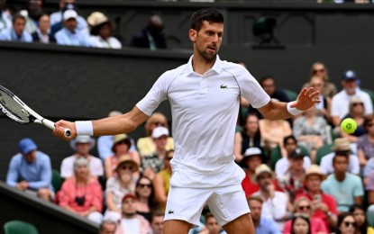 <p><strong>WIMBLEDON.</strong> Novak Djokovic of Serbia in action in the men's singles quarterfinals match against Jannik Sinner of Italy on Day 9 of The Championships Wimbledon 2022 at the All England Lawn Tennis and Croquet Club in London, England on July 5, 2022. He will take on British Cameron Norrie in the semifinals. <em>(Anadolu Agency)</em></p>