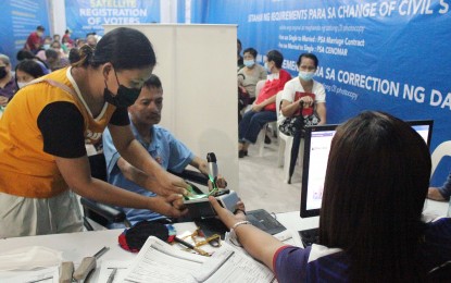 <p><strong>RIGHT TO VOTE.</strong> Stroke survivor Noel Dumaging, 60, is assisted by a relative as he registers at a Commission on Elections satellite office in Barangay St. Peter, Quezon City on July 6, 2022. The poll body held a registration for voters from July 4 to 23. <em>(PNA photo by Gil Calinga)</em></p>