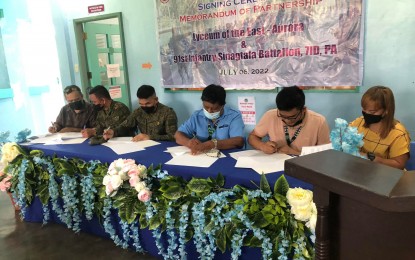 <p><strong>FREE EDUCATION</strong>. Officials of the Philippine Army’s 91st Infantry “Sinagtala” Battalion and the Lyceum of the East-Aurora (LEA) signed a memorandum of partnership for scholarship grants to recognized former rebels and their dependents who wish to earn an education in Barangay Florida, Maria Aurora, Aurora on Wednesday (July 6, 2022). The move is part of the commitment of the Armed Forces of the Philippines to assist former rebels as they return to mainstream society. <em>(PNA photo by Jason de Asis) </em></p>