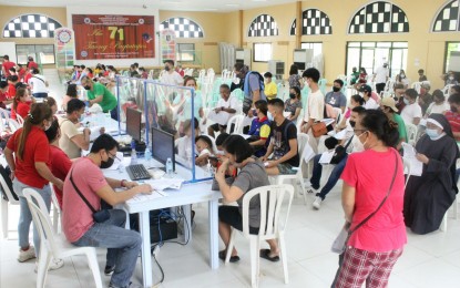 <p><strong>SIGN-UP.</strong> Voters register and file other applications at Ponciano Bernardo Elementary School in Barangay Kaunlaran, Quezon City on Friday (July 8, 2022). Youth voters aged 15 to 17 are included in the activity as they will be eligible to cast their ballots for the Sangguniang Kabataan elections on December 5. <em>(PNA photo by Robert Oswald P. Alfiler)</em></p>