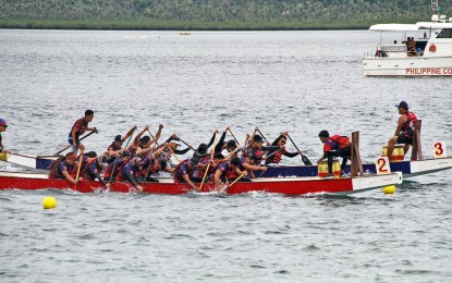 <p><strong>MAJOR EVENT.</strong> The First Dapa Siargao National Dragon Boat Regatta kicks off with 21 teams in Dapa, Siargao Island, Surigao del Norte on Saturday (July 9, 2022). The sports activity is the first major event held on the island two years after the Covid-19 pandemic started and six months after the devastation caused by Typhoon Odette. <em>(PNA photo by Alexander Lopez)</em></p>