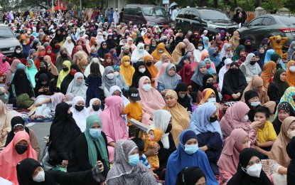 <p><strong>HOLIDAY.</strong> Filipino Muslims participate in early morning prayers at the Blue Mosque in Maharlika Village, Taguig City on Saturday (July 9, 2022). They are celebrating Eid-al Adha or the Feast of Sacrifice. <em>(PNA photos by Avito Dalan)</em></p>