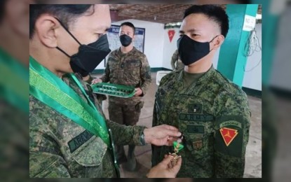 <p><strong>MERIT MEDAL.</strong> Maj. Gen. Benedict Arevalo, commander of the Philippine Army’s 3rd Infantry Division, pins the military merit medal on a soldier of the 79th Infantry Battalion at the battalion headquarters in Sagay City, Negros Occidental on Friday (July 8, 2022). He was part of the Philippine Army’s 79th Infantry Battalion that captured an officer of a dismantled New People’s Army faction in Calatrava town on July 6. <em>(Photo courtesy of Philippine Army 3ID)</em></p>