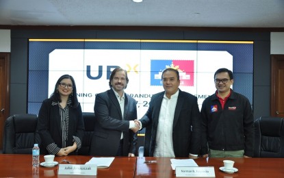 <p><strong>MODERN POSTAL HUB.</strong> UBX president John Januzczak and Postmaster General Norman Fulgencio (2nd and 3rd from left) finalize the agreement to transform the country’s premier postal agency into a modern hub that offers financial and data services on Thursday (July 7, 2022). They are flanked by UBX chief product officer Anne Yosuico and Acting Assistant Postmaster General Maxi Sta Maria. <em>(Photo courtesy of PHLPost)</em></p>