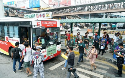 <p><strong>FREE RIDES.</strong> Passengers board a bus offering free rides at the Roosevelt stop of the Edsa Carousel on July 11, 2022. From April 11 to Sept. 4, a total of 170,913,133 passengers have so far enjoyed free rides as part of the third phase of the government's Service Contracting Program. <em>(PNA photo by Ben Briones)</em></p>