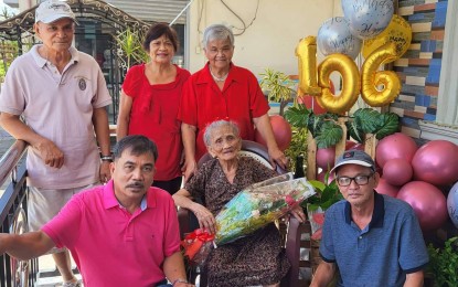 <p><strong>MILESTONE.</strong> Bae Segundina Laforteza Quinto (middle) celebrates her 106th birthday on July 10, 2022. Segundina has 10 children, 39 grandchildren, and 64 great-grandchildren. <em>(Photo courtesy of Gerald Quinit)</em></p>