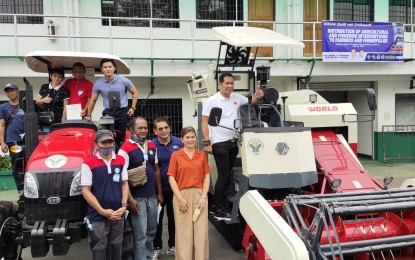 <p><strong>AID</strong>. Bulacan officials led by Governor Daniel Fernando (right) and Vice Governor Alex Castro (4th from left) show the farm machinery awarded to Bulakenyo farmers on Tuesday (July 12, 2022). A total of PHP35.9 million worth of machinery, equipment, and facilities were awarded by the Department of Agriculture Regional Field Office 3 to qualified farmers and fisherfolk. <em>(Photo by Manny Balbin)</em></p>