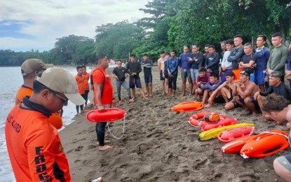 <p><strong>WATER SEARCH-AND-RESCUE TRAINING.</strong> The Philippine Coast Guard trains 41 lifeguards from beach resorts in Dauin and Zamboanguita in Negros Oriental in this undated photo. The local Coast Guard station commander is hoping that local government units will allocate a budget for water search-and-rescue training as tourism is picking up in the province. <em>(Photo courtesy of the Coast Guard Station-Negros Oriental)</em></p>