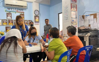 <p><strong>VICTIMS.</strong> The Manila Department of Social Welfare provides assistance to families who lost their homes in two separate fires that hit Tondo District on Monday night and Tuesday before dawn (July 11-12, 2022). A total of 66 families or 222 individuals were affected. <em>(Photo courtesy of MDSW)</em></p>