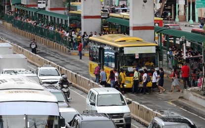 <p>EDSA BUSWAY. Passengers line up to board a bus at the Monumento station of the EDSA Carousel in Caloocan City on July 13, 2022. Groups of public utility bus (PUB) operators on Thursday (July 28, 2022) petitioned for an increase in the minimum fare of regular and airconditioned PUBs to PHP15 and PHP20, respectively, plus an increase in the per kilometer charge after the first five kilometers. <em>(PNA photo by Joey O. Razon)</em></p>